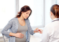 Выделения при беременности на ранних сроках: нужно ли беспокоиться?