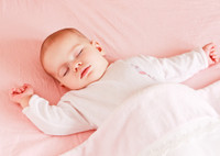 И качать не нужно: лайфхак, который помогает малышу уснуть за минуты