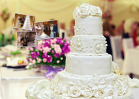 Не ножом… Королевские молодожены разрезают свадебный торт необычным способом