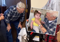 До слез: волонтер принес свою дочку в дом престарелых, где у девочки появился новый любящий дедушка
