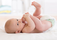 Неожиданные факты: 5 причин, почему ребенок тянет ногу в рот