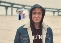 В ярких цветах: Кирилл Жандаров поделился кадром семейной фотосессии с женой и сыном
