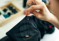 Как красиво зашить дырку на одежде, чтобы шов был незаметным?