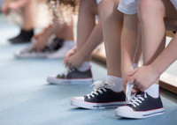 Для спорта: какую обувь купить школьнику на урок физкультуры
