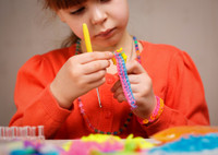 Хобби для детей и взрослых: 5 способов сплести браслет из резинок