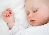 Подушка для новорожденного - нужно ли покупать, какую лучше выбрать