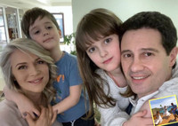 Семейный досуг: Виктория и Антон Макарские вместе с детьми станцевали... на корабле