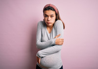 Постоянный озноб: эксперт объяснил, почему беременные женщины часто мерзнут