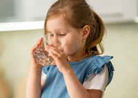 Лайфхак: каким игровым способом легко убедить ребенка пить воду