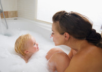 Применяю сама и подсказала подругам: идеи мам, как принять ванну, когда малыш не дает отойти ни на шаг