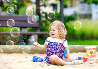 8 фактов: как игра с мыльными пузырями ускоряет развитие ребенка