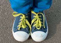 Как научить ребенка завязывать шнурки: тренажеры, видео и веселый стишок