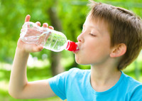 Сколько детям нужно пить воды летом, чтобы оставаться здоровыми?