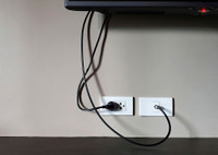 Как скрыть провода от телевизора на стене: несколько простых способа