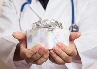Что подарить врачу: 60+ идей подарков от души и с пользой