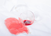 Как отстирать красное вино: проверенные способы