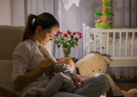 Неспящим мамам: 5 советов, которое упростят грудное вскармливание в ночное время