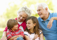 Теперь официально: что изменится для семей, где бабушка и дедушка помогают заботиться о внуках