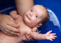 Как правильно умывать и купать новорожденного