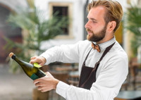 Как открыть бутылку вина без штопора: 12 надёжных приёмов