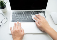 Ни пылинки: как почистить клавиатуру на ноутбуке