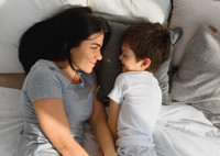 Фраза перед сном, которая чудесным образом влияет на поведение ребенка (и мамы)