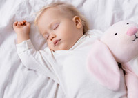 Стоит ли использовать генератор белого шума, чтобы уложить ребенка спать?