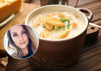 Зимой особенно вкусный: Саша Савельева поделилась любимым рецептом сливочного супа с гренками
