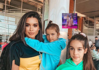Три принцессы: Ксения Бородина с дочками блистали на ковровой дорожке в платьях-зефирках
