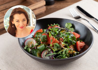 Готовимся к лету: Наталия Антонова поделилась фирменным рецептом салата, от которого не толстеют