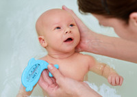Купание новорождённого: какая температура воды самая комфортная для малыша