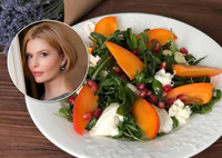 Взрыв вкуса и цвета: Анна Чурина поделилась рецептом невероятного салата с хурмой и сыром