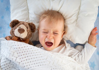 Почему малыш просыпается ночью с плачем и как ему помочь