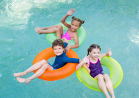 Так просто: эксперты назвали цвета купальных костюмов, которые сделают детское плавание безопасным