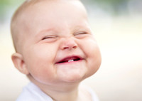Когда ребенок начинает улыбаться осознанно