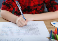 Как научить ребенка правильно держать ручку во время письма: советует учитель начальных классов