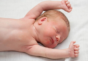 Сколько сохраняется рефлекс Моро у новорожденных