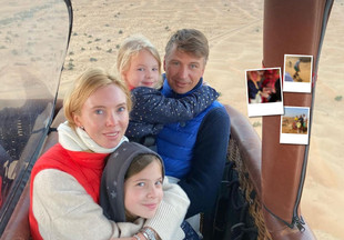 Серфинг на песке и не только: Татьяна Тотьмянина поделилась кадрами необычного отпуска в Дубае с Алексеем Ягудиным и дочками