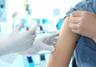 Боль в руке после вакцинации от коронавируса. Нужно ли ее бояться?