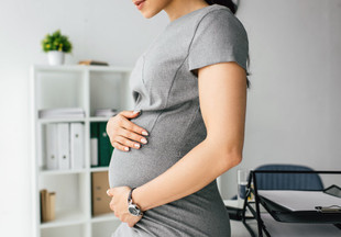 Про пособие и работу во время беременности: как закон защищает права будущих мам