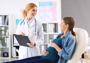 Ведение беременности: бесплатно по ОМС или в клинике