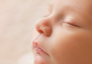 Мозоль на губе у новорожденного