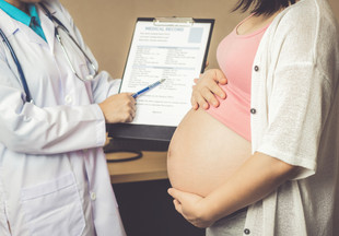Каких врачей нужно посетить при беременности