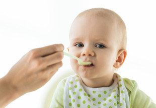 Лайфхак для мам: как накормить малыша домашним пюре, если он ест только покупное