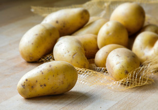 Распространенная ошибка: эксперты назвали фрукт, рядом с которым нельзя хранить картофель