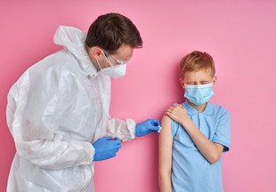 Вслед за подростками: разрешенный возраст для вакцинации детей от COVID-19 собираются снизить