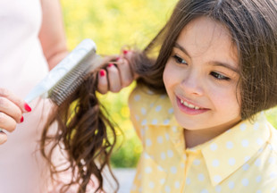 Без слез и истерик: все способы распутать запутавшиеся детские волосы