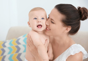 Научно доказано: младенцы точно знают, что означают объятия мамы
