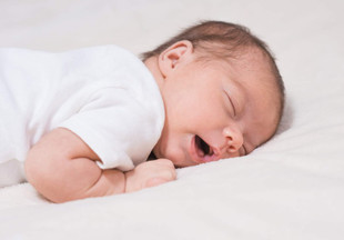 «Если бы я знала об этом раньше!»: мама четверых поделилась шокировавшим ее фактом о сне новорожденных