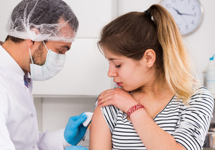 Начинают прививать: что известно про вакцину от коронавируса для подростков